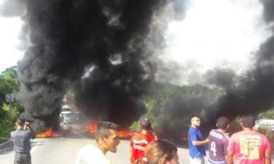 Manifestantes interditam BR-174 e trânsito fica caótico