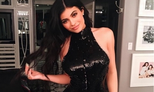 Kylie Jenner exalta curvas ao posar com look de Natal arrasador 