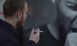 Outdoor criativo coloca pessoa tossindo a cada vez que alguém acende um cigarro próximo
