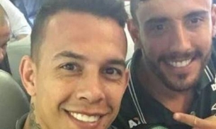 Alan Ruschel se diverte com o filho de Danilo, ex-goleiro da Chapecoense