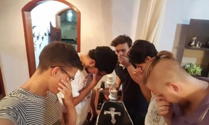 Jovens fazem ‘funeral' e lamentam a perda do amigo que começou a namorar 