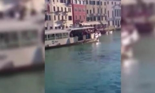 Em Veneza, turistas filmam refugiado africano se afogando e não fazem nada