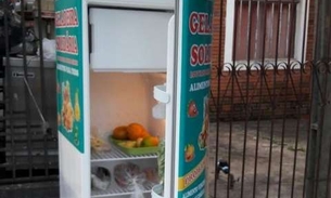 Mulher coloca geladeira na calçada com alimentos para ajudar necessitados