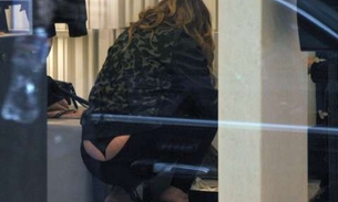 Mariah Carey vacila em agachada e mostra bumbum em shopping, veja
