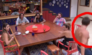 BBB17: Manoel se empolga e leva tombo na cozinha