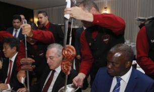 Temer vai a churrascaria em Brasília com ministros e embaixadores