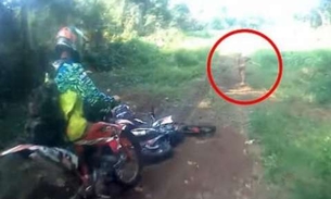 Motociclistas flagram 'criatura bizarra' correndo pela mata durante trilha