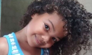 Menina de 6 anos se declara para seus cachos e viraliza na web 