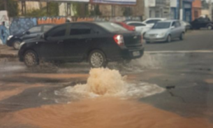 Tubulação rompe e deixa avenidas alagadas no Centro de Manaus