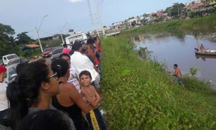 Motorista perde o controle e carro entra em igarapé de Manaus