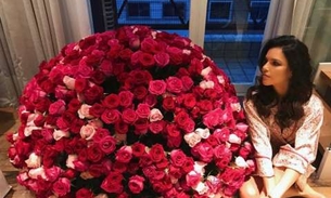 Mariana Rios reata namoro com herdeiro de empresário e ganha buquê gigante de flores