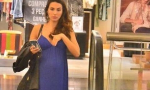  Namorada de Rodrigo Santoro exibe barriguinha de gravida durante passeio 