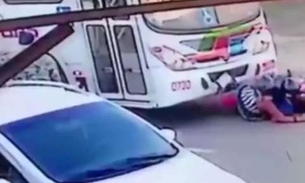   Ônibus avança e passa por cima de mulher grávida após discussão 