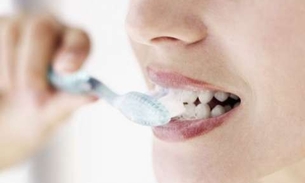 Especialistas recomendam a não escovar os dentes após o consumo de alimentos ácidos. Entenda 