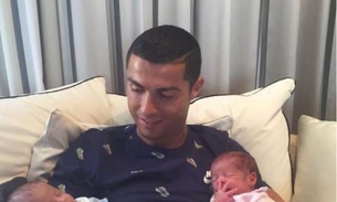 Cristiano Ronaldo apresenta filhos gêmeos na web