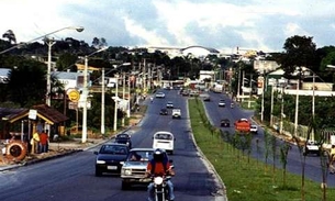 Traficantes bloqueiam rua para cobrar pedágio de moradores em bairro de Manaus