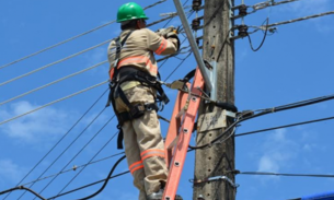 Igreja e mais 5 residências são flagradas com 'gato' de energia em Manaus