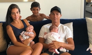 Cristiano Ronaldo encanta seguidores com foto rara de todos os filhos 