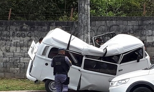  Motorista se choca contra poste e é arremessado de carro em avenida de Manaus