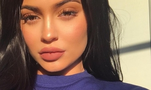 Em meio a rumores de gravidez, Kylie Jenner aparece com barrigão e choca fãs 