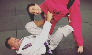 Malvino Salvador encanta fãs com foto treinando jiu-jitsu com Kyra Gracie e filhas