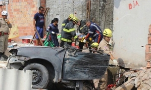 Mulher fica presa às ferragens após caçamba invadir casa em Manaus