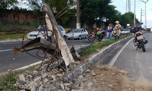 Bêbado, homem destrói carro e arranca poste em avenida de Manaus