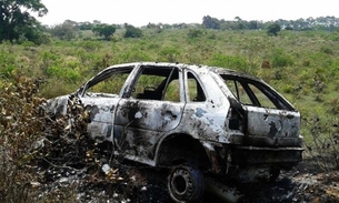 Corpo é encontrado baleado e algemado em porta-malas de carro em chamas