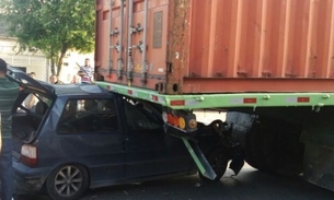 Duas crianças ficam feridas em grave acidente entre carro e carreta em avenida de Manaus