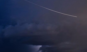 Objeto luminoso é visto caindo do céu e moradores ficam assustados