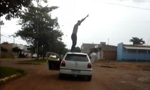 Com carro em movimento, motorista abandona volante para dançar no teto do carro 