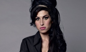 Pai de Amy Winehouse conta que recebe visita do espírito da filha