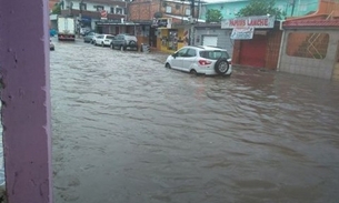 Forte chuva deixa avenida completamente alagada e prejudica moradores em Manaus