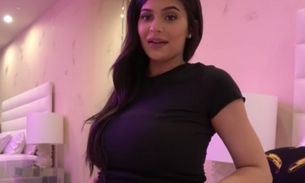 Kylie Jenner mostra rostinho da terceira filha de Kim Kardashian em vídeo