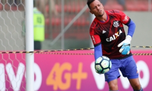 Diego Alves participa de treino com bola e fica mais próximo de retorno ao Fla