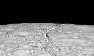 Lua gelada de Saturno tem condições ideais para vida, sugere estudo