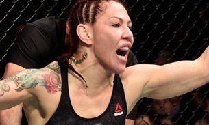 Brasileira Cris Cyborg 'atropela' russa no primeiro round do UFC 222