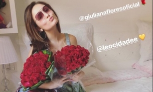 Namorado de Larissa Manoela surpreende atriz com pétalas de rosas na cama