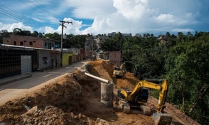 Prefeitura realiza recuperação de área com barranco profundo em bairro de Manaus