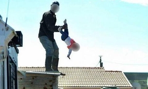 Pai joga bebê de um ano do telhado de casa