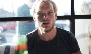 Irmão de Avicii viaja para tentar descobrir causa da morte do DJ