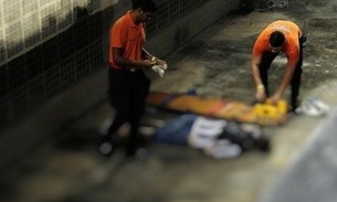 Torcedor tenta tirar foto perfeita e cai 'de cara' em fosso de estádio