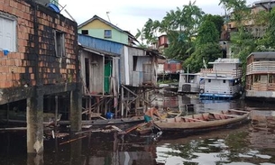 Arrastada por vento forte, balsa atinge quatro casas e faz barco afundar em Manaus