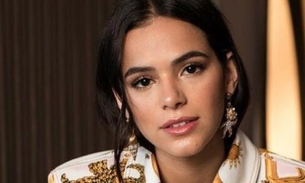  Bruna Marquezine é clicada em voo para Rússia com irmã de Neymar