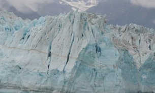 Iceberg gigante se aproxima de vilarejo e pode causar tsunami 