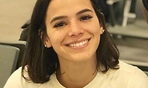 De férias, Bruna Marquezine surge sorridente em aeroporto e fãs especulam destino