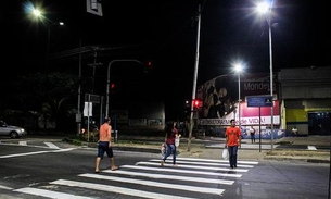 Para evitar acidentes, iluminação a LED é implantada nas faixas de pedestres em Manaus