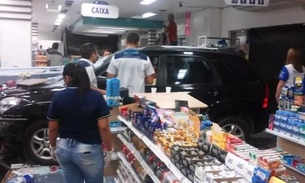 Carro invade drogaria e deixa funcionária ferida em Manaus