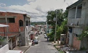 De tornozeleira eletrônica, rapaz é assassinado em frente de casa em Manaus