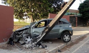 Carro colide com muro e fica completamente destruído na avenida do Turismo 